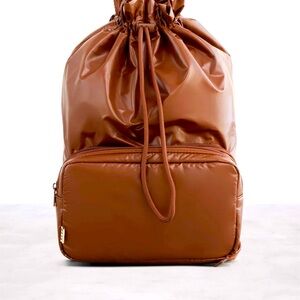 The expandable Pouch by Beis in maple brown